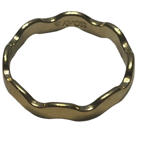 Stackable Avon Ring. 2 silver tone, 2 gold tone and 1 thicker gold tone - Picture 2 of 4